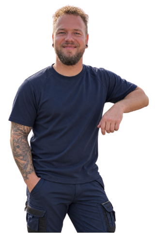 Sebastian fra Sebastians Facadeservice i mørkt arbejdstøj